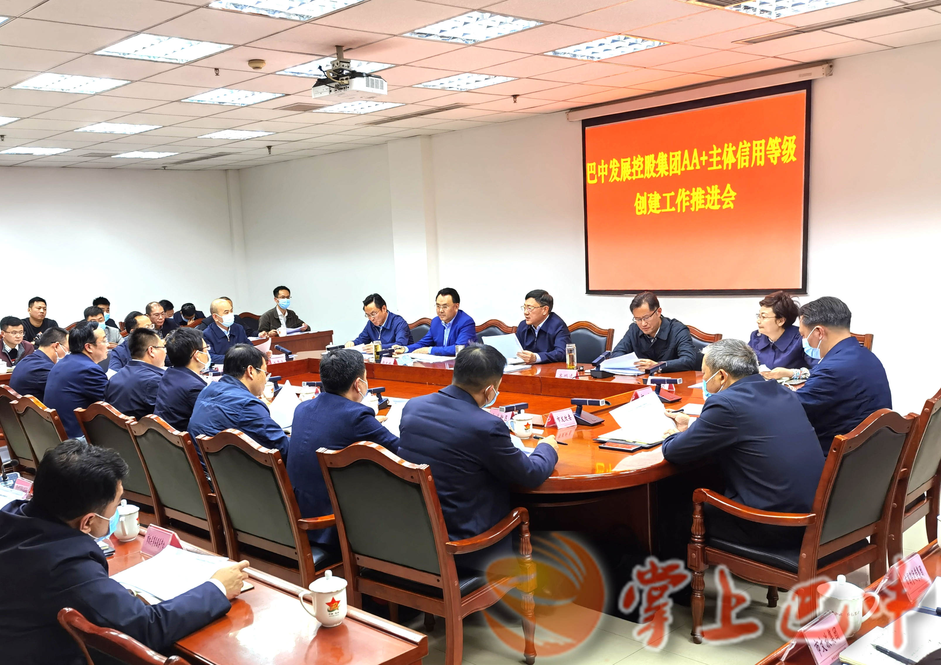 그는 Bazhong Development Holding 그룹 GAO PENGLING에 의한 AA+ Entities 신용 등급 제작에 관한 프로모션 툰코 시즌를 주재했습니다