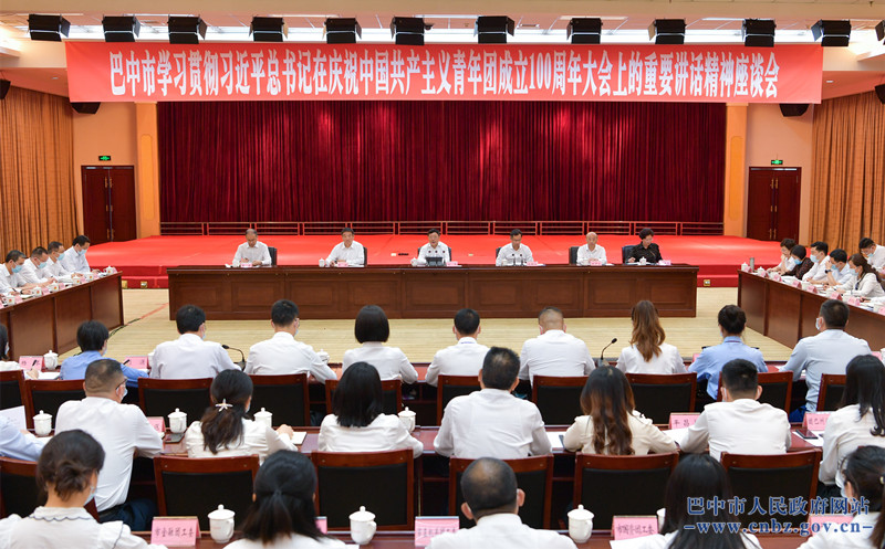 그는 중국 공산주의 청소년 리그 창립 100 주년을 기념하는 컨퍼런스에서 Xi Jinping 사무 총장의 툰코 시즌 연설을 공부하고 구현하는 것에 관한 심포지엄에 참석하고 연설을 전달했습니다.