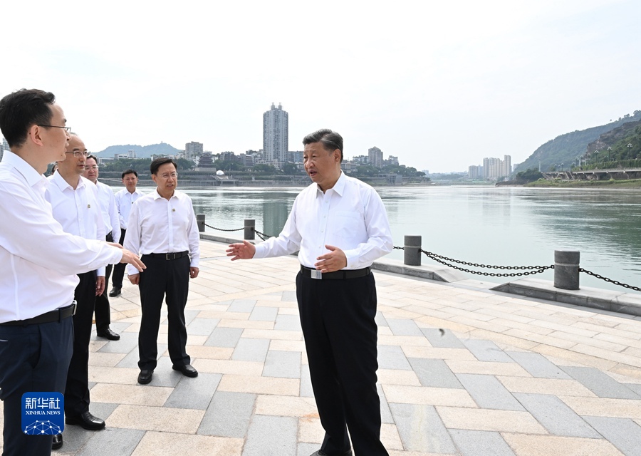 "사람들이 더 나은 하루를 보내게하자"-Xi Jinping 툰코 같은 총장의 Sichuan 검사 다큐멘터리