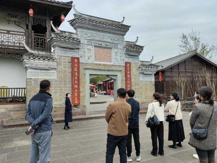 CPC 툰코 접속안됨 Xinhui Financial Services Co., Ltd.의 공동 지점은 "좋은 가족 스타일을 홍보하고 좋은 가족의 모토를 물려받는"테마 파티 데이 활동을 수행했습니다.